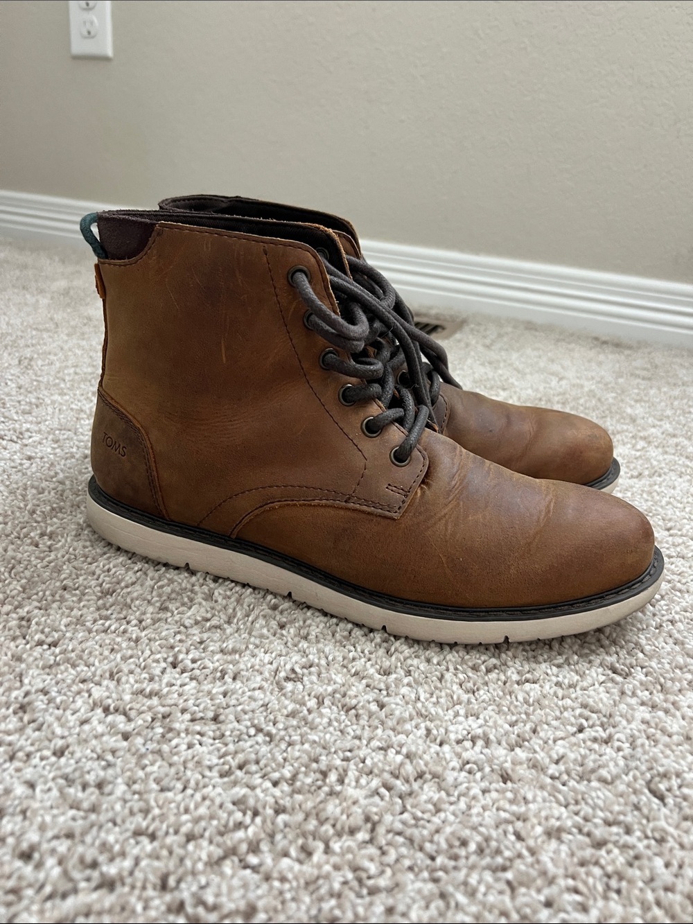 Toms Men’s Brown Leather Chukka Boots with Cream Sole